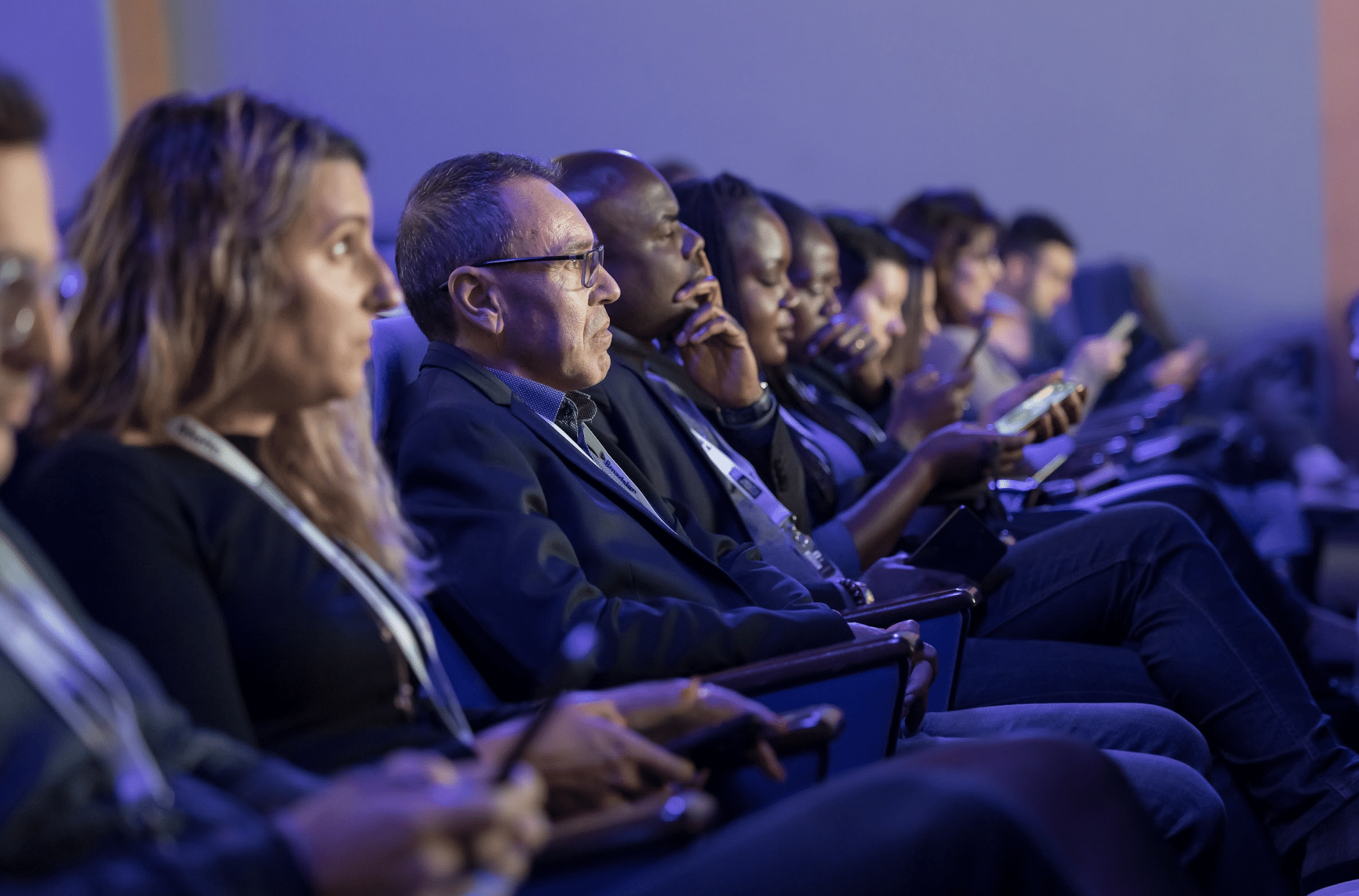 Groupe de personnes regardant la scène du Forum Alliance Digitale